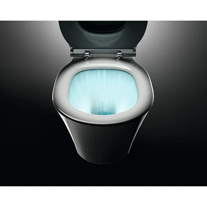 Ideal Standard Connect Air Wand-WC-Set AquaBlade - Spülrandlos, Ohne Spezialglasur, Spülform: Tief, WC Abgang: Waagerecht, Weiß - Nahaufnahme einer modernen Toilette mit offenem Deckel und blauem Spülwasser.
