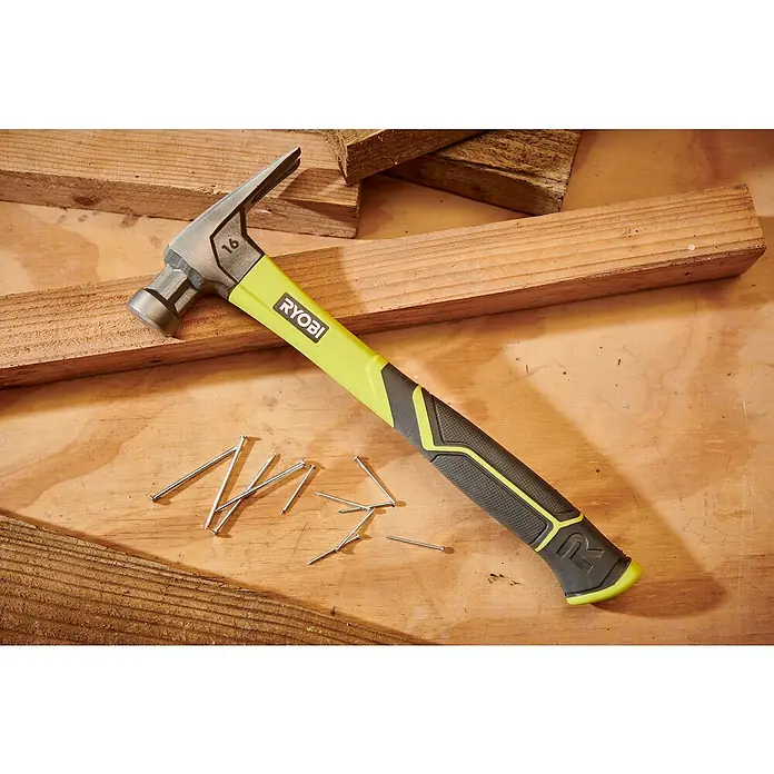 Ryobi Klauenhammer RH16FSSGewicht Kopf: 450 g, Stahl - Ryobi Hammer mit Holzstücken und Nägeln, ideal für Bau- und Heimwerkerprojekte. Der Hammer ist robust und präzise.