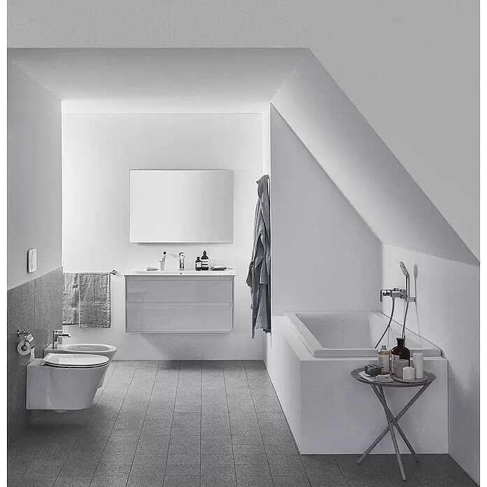 Ideal Standard Connect Air Wand-WC-Set AquaBlade - Spülrandlos, Ohne Spezialglasur, Spülform: Tief, WC Abgang: Waagerecht, Weiß - Modernes Bad mit weißer Wandtoilette, Bidet und Waschtisch. Eine eingebaute Badewanne und ein kleiner Beistelltisch ergänzen das Design.