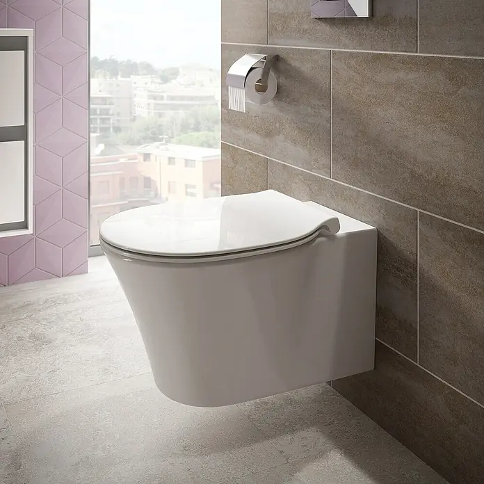 Ideal Standard Connect Air Wand-WC-Set AquaBlade - Spülrandlos, Ohne Spezialglasur, Spülform: Tief, WC Abgang: Waagerecht, Weiß - Wandhängendes WC in einem modernen Badezimmer mit grauem Boden und brauner Wand.