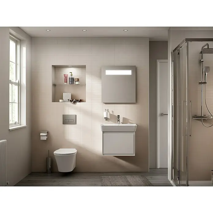 Ideal Standard Connect Air Waschtisch - 60 x 46 cm, Ohne Spezialglasur, Hahnloch: Mitte, Mit Überlauf, Weiß - Ein helles Badezimmer mit WC, Waschtisch und Dusche. Die beigen Fliesen und das minimalistische Design schaffen eine moderne, ruhige Atmosphäre.
