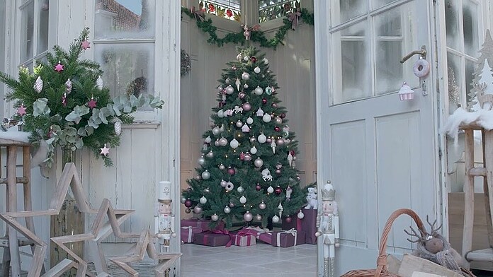 Albero di natale in ceramica con luci e campane decorazione natalizia