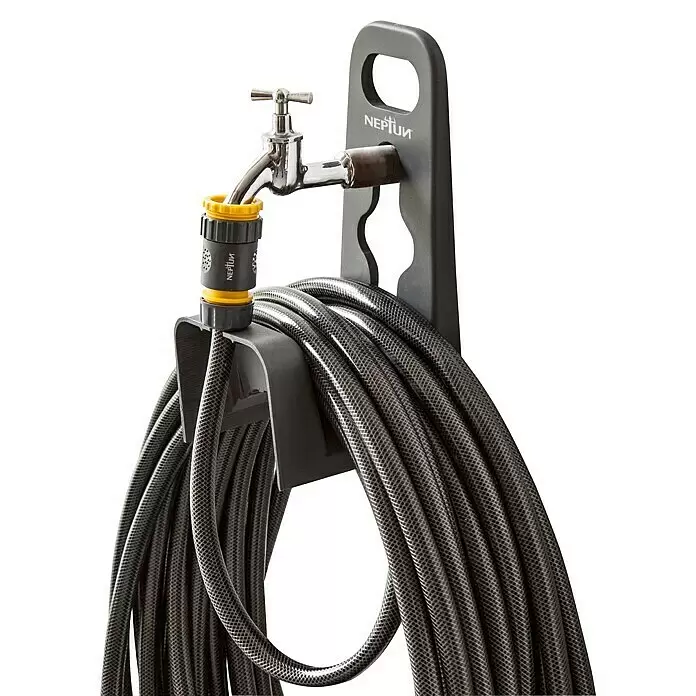Neptun Wand-Schlauchhalterung - Kunststoff, Geeignet für: Handelsübliche Wasserhähne - Wandmontierter dunkelgrauer Schlauchhalter mit aufgerolltem Gartenschlauch und silbernem Wasserhahn, gelber Anschluss.