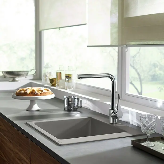 Hansgrohe Grifo de cocina Cento L - Cromo, Resplandeciente - Un moderno fregadero de cocina con un elegante grifo. Tonos claros y luz natural crean un ambiente acogedor para cocinar.