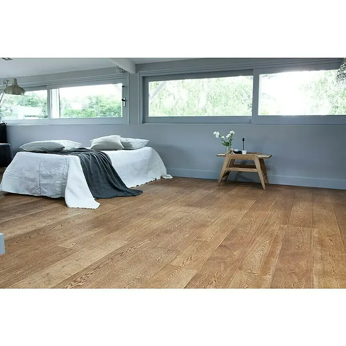 Protector para madera Renovador Parquet - Incoloro, 1 l - Dormitorio con suelo de madera, cama con almohadas y manta, ventana con vista verde y mesa de madera con decoración.