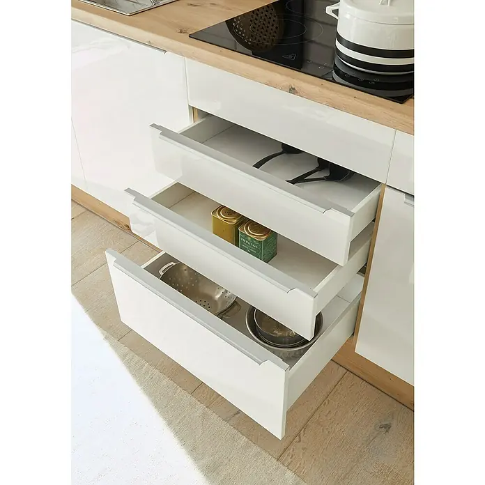 BAUHAUS Winkelküche Sandra - B x T: 280 x 170 cm, Weiß, Matt, Farbe Korpus: Artisan Eiche, Mit Elektrogeräten - Küchenschränke mit Schubladen offen, in denen Utensilien aufbewahrt werden.