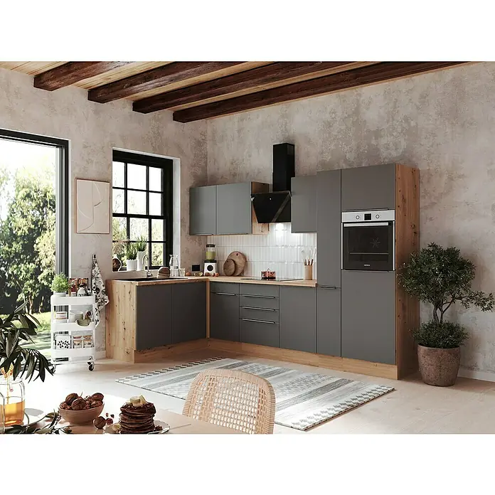 BAUHAUS Winkelküche Sandra - B x T: 310 x 170 cm, Grau, Matt, Farbe Korpus: Artisan Eiche, Mit Elektrogeräten - Die Küche ist modern gestaltet. Sie verfügt über graue Schränke, helle Holzakzente und eine schwarze Dunstabzugshaube.