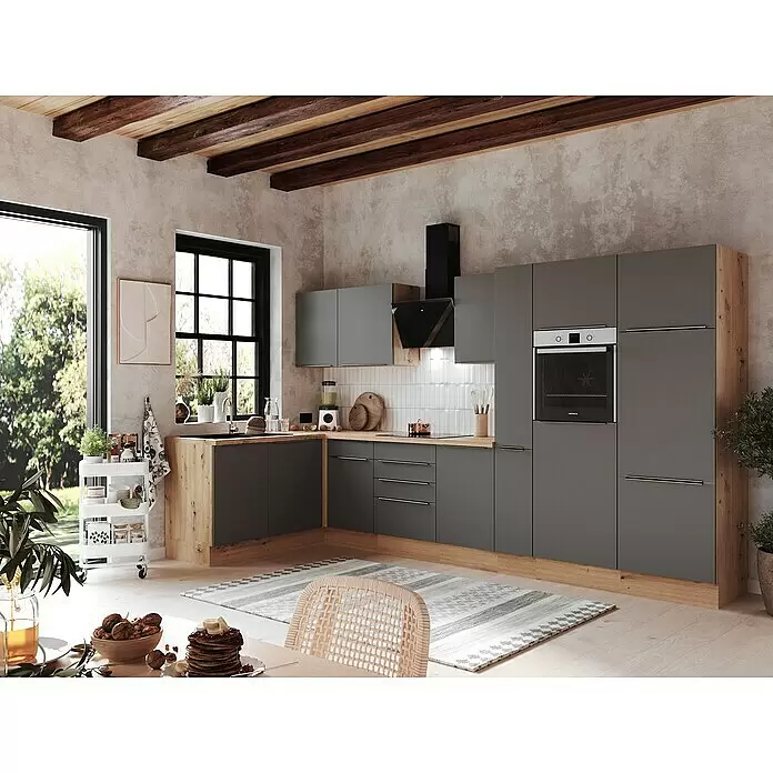 BAUHAUS Winkelküche Sandra - B x T: 370 x 170 cm, Grau, Matt, Farbe Korpus: Artisan Eiche, Mit Elektrogeräten - Moderne dunkelgraue Küche mit hellen Holzdetails, integriertem Backofen, Kochfeld und Spüle, in rustikalem Ambiente.