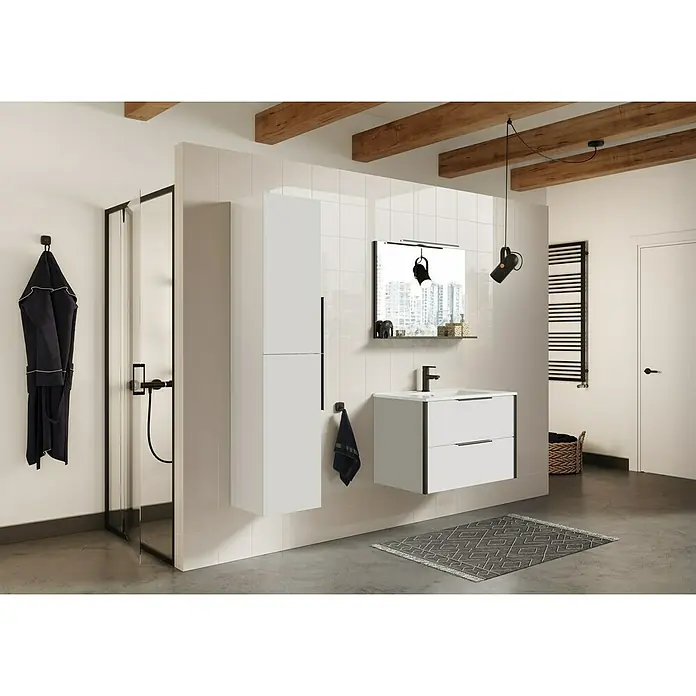 Badmöbel-Set Style - Gesamtbreite Badmöbel: 81,5 cm, Weiß - Ein modernes Badezimmer mit weißen Fliesen, einem Waschtisch mit Schubladen und einem passenden Hochschrank für stilvolle Badaufbewahrung.