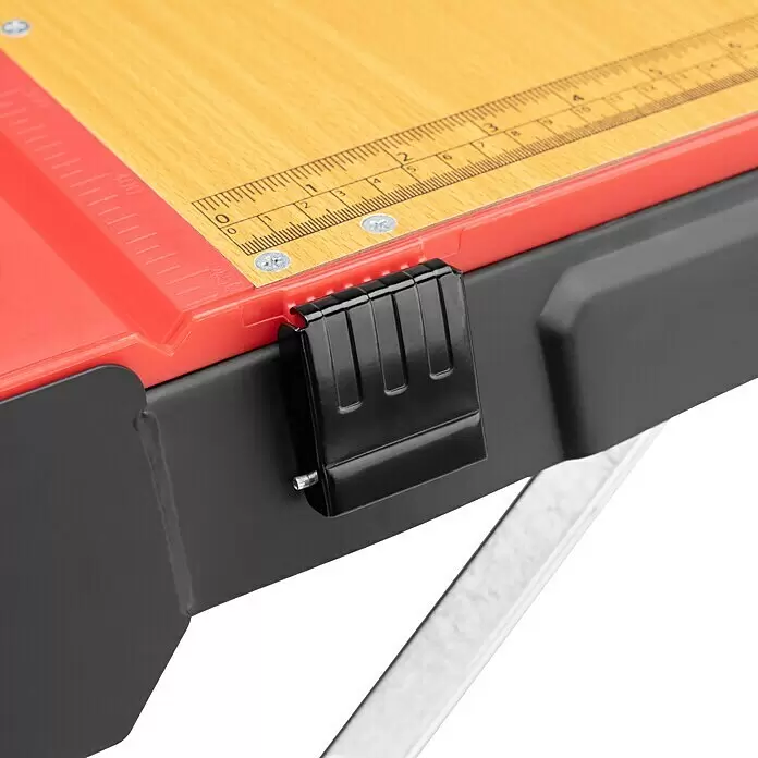 Werkbank Tragbar Duplex - L x B: 1.360 x 790 mm, Arbeitshöhe: 840 mm, Belastbarkeit: 150 kg - Roter Papierschneider mit Holzoptik-Oberfläche, aufgedruckten Linealen und schwarzer Metallklemme.