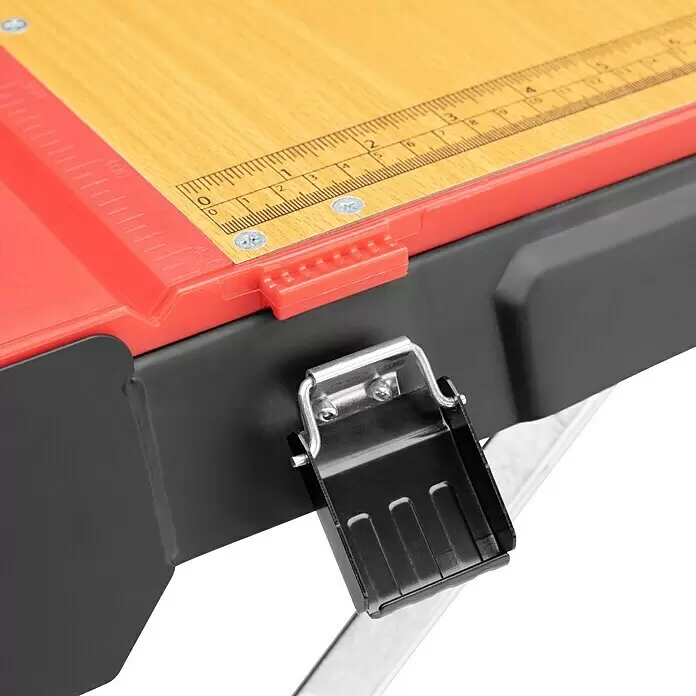 Werkbank Tragbar Duplex - L x B: 1.360 x 790 mm, Arbeitshöhe: 840 mm, Belastbarkeit: 150 kg - Nahaufnahme eines Papierschneiders mit Holzplatte, roten Kunststoffführungen mit Messskalen und einer schwarzen Metallauffangschale.