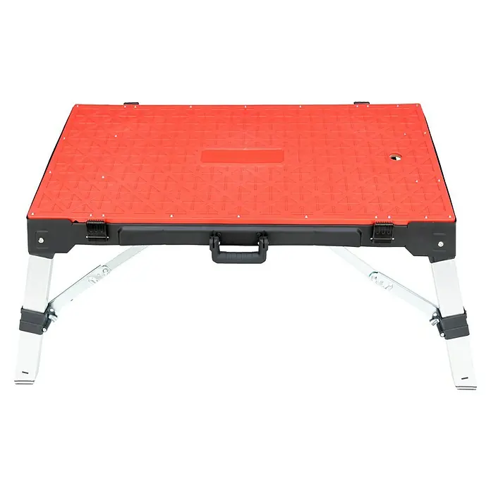 Werkbank Tragbar Duplex - L x B: 1.360 x 790 mm, Arbeitshöhe: 840 mm, Belastbarkeit: 150 kg - Eine rote, tragbare Arbeitsstation mit silbernen Beinen vor einem schwarzen Hintergrund. Ideal für verschiedene Arbeitsumgebungen.