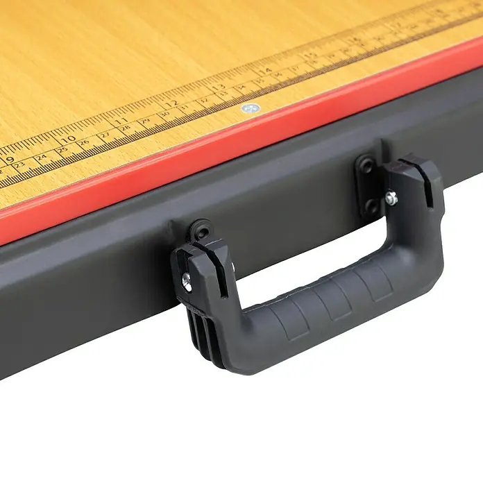 Werkbank Tragbar Duplex - L x B: 1.360 x 790 mm, Arbeitshöhe: 840 mm, Belastbarkeit: 150 kg - Detailaufnahme des Tragegriffs eines Zeichenbretts, robust und ergonomisch gestaltet für einfachen Transport.
