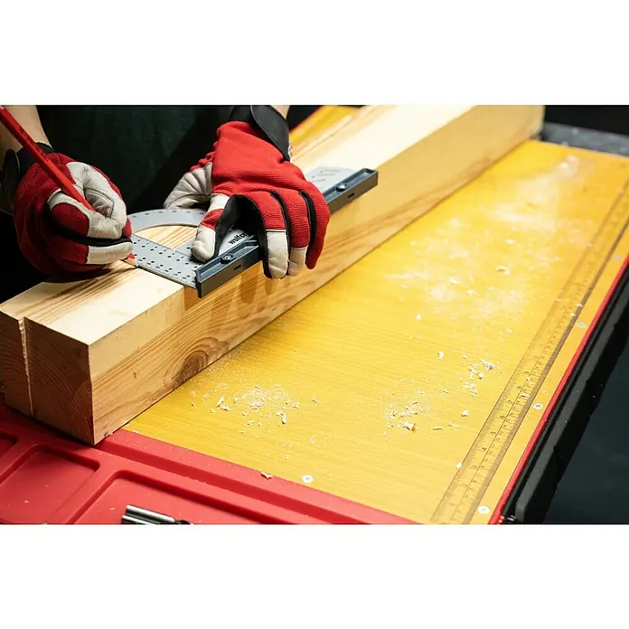 Werkbank Tragbar Duplex - L x B: 1.360 x 790 mm, Arbeitshöhe: 840 mm, Belastbarkeit: 150 kg - Ein Handwerker, der mit einem Winkelmesser einen Schnitt auf einem Holzstück anzeichnet, um präzise Markierungen für die Bearbeitung zu setzen.