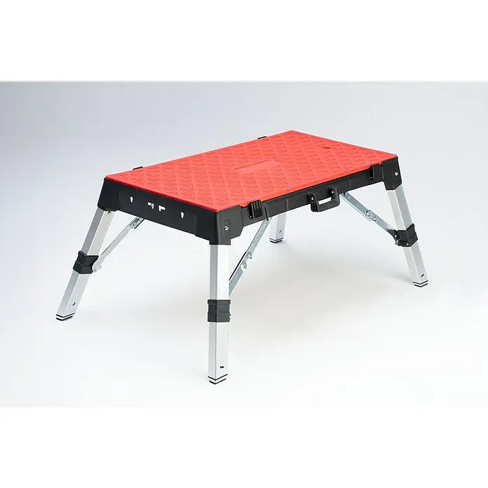 Werkbank Tragbar Duplex - L x B: 1.360 x 790 mm, Arbeitshöhe: 840 mm, Belastbarkeit: 150 kg - Eine rote, klappbare Arbeitsplattform mit schwarzen und silbernen Beinen steht auf einer ebenen Fläche. Das Produkt ist nützlich für Bau- und Renovierungsarbeiten.