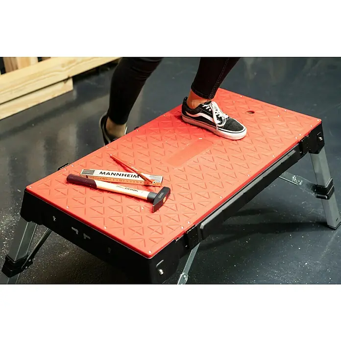 Werkbank Tragbar Duplex - L x B: 1.360 x 790 mm, Arbeitshöhe: 840 mm, Belastbarkeit: 150 kg - Eine rote, tragbare Arbeitsbühne mit Werkzeugen darauf, die Stabilität und Komfort für verschiedene Arbeiten bietet.