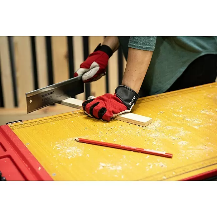 Werkbank Tragbar Duplex - L x B: 1.360 x 790 mm, Arbeitshöhe: 840 mm, Belastbarkeit: 150 kg - Eine Person in roten Handschuhen sägt ein Holzbrett mit einer 'Wisent Feinsäge' auf einer gelben Werkbank.