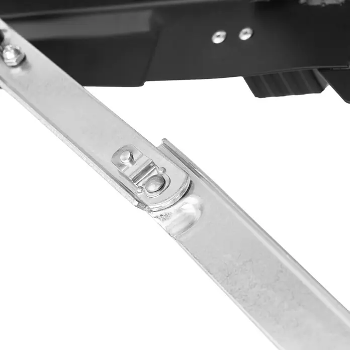 Werkbank Tragbar Duplex - L x B: 1.360 x 790 mm, Arbeitshöhe: 840 mm, Belastbarkeit: 150 kg - Nahaufnahme eines silberfarbenen Metallscharniers mit Befestigungselementen, ideal für Möbel oder DIY-Projekte.