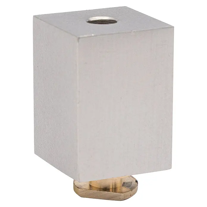 Deckenträger Square - Edelstahloptik, Geeignet für: Gardinenstangen Ø 25 mm - Nahaufnahme eines quadratischen Aluminiumblocks mit einer Bohrung auf einer goldenen Basis, der die Materialbeschaffenheit und die Bauweise hervorhebt.