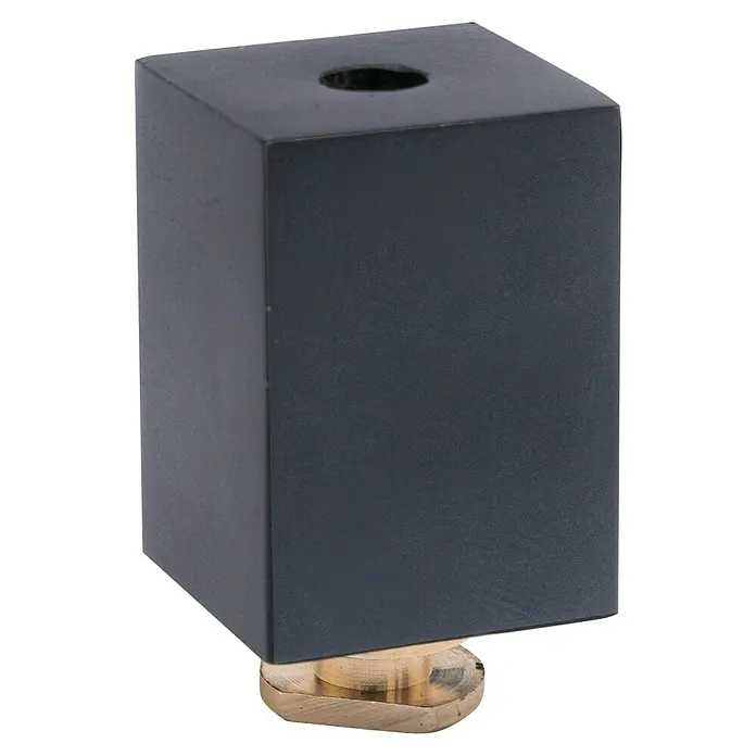 Deckenträger Square - Schwarz, Geeignet für: Gardinenstangen Ø 25 mm - Nahaufnahme einer schwarzen, würfelförmigen Lampenfassung mit goldfarbener Basis und einem mittigen Loch auf der Oberseite.