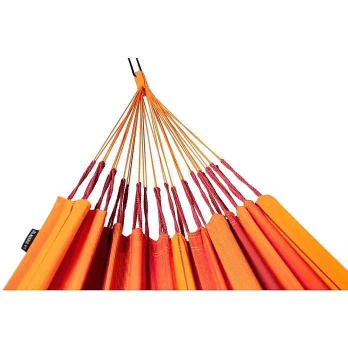 La Siesta Hängematte Modesta - L x B: 350 x 160 cm, Volcano, Double - Nahaufnahme einer orangefarbenen Hängematte mit roten Seilen, die an einem schwarzen Aufhängungspunkt befestigt sind.