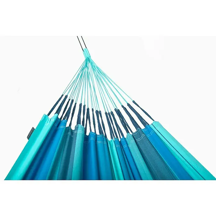 La Siesta Hängematte Modesta - L x B: 350 x 160 cm, Lagoon, Double - Nahaufnahme einer azurblauen Hängematte mit dunklen Seilen, die von einem zentralen Punkt ausstrahlen, vor einem weißen Hintergrund.