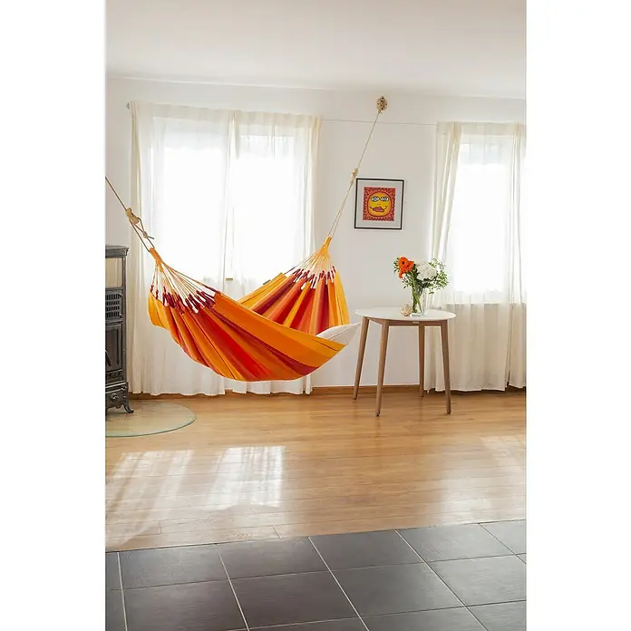La Siesta Hängematte Modesta - L x B: 300 x 140 cm, Volcano, Single - Ein farbenfrohes Hänge-Sessel-Set mit einem orange-rot gestreiften Sitz, ideal zum Entspannen im Innenbereich.