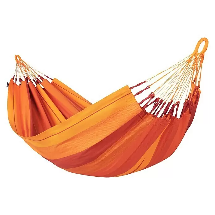 La Siesta Hängematte Modesta - L x B: 300 x 140 cm, Volcano, Single - Orange-rot gestreifte Stoffhängematte mit gelben Aufhängeseilen, bereit zum Gebrauch.