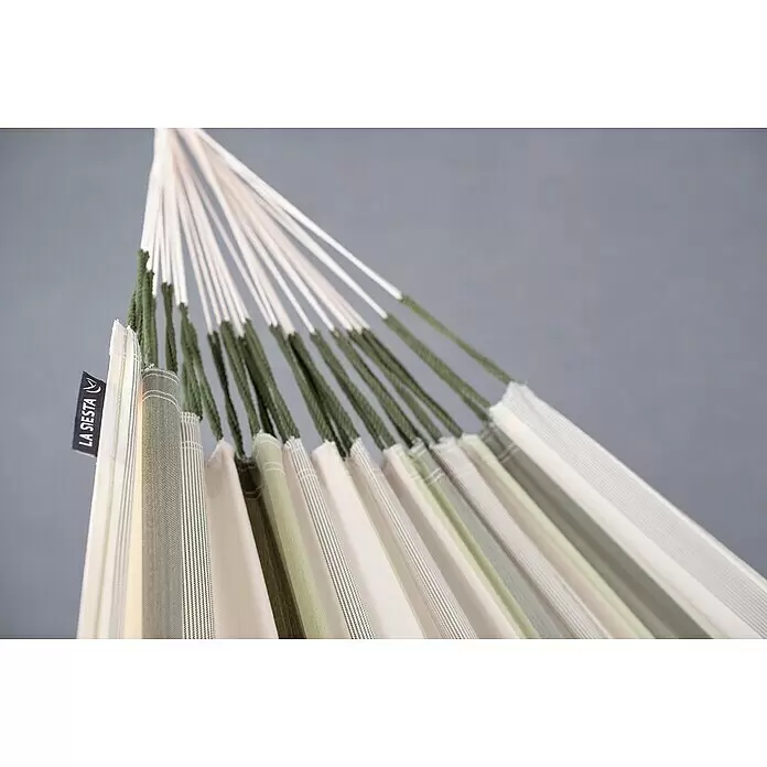 La Siesta Hängematte Brisa Kingsize - L x B: 400 x 180 cm, Cedar - Nahaufnahme einer gestreiften Hängematte in Grün, Creme und Weiß mit dunkelgrünen Aufhängeseilen und LA SIESTA Markenetikett.