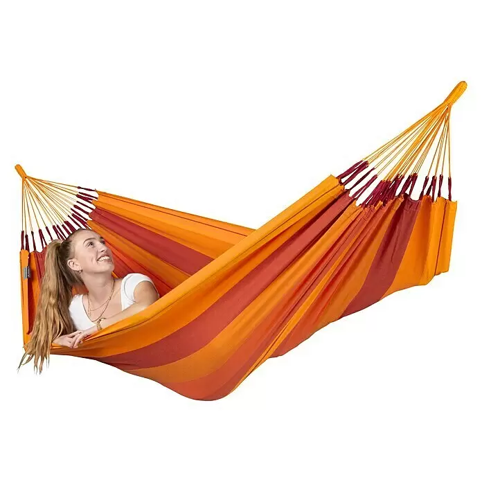 La Siesta Hängematte Modesta - L x B: 300 x 140 cm, Volcano, Single - Gestreifte Hängematte aus orange-rotem Stoff mit einer darin entspannenden Frau.