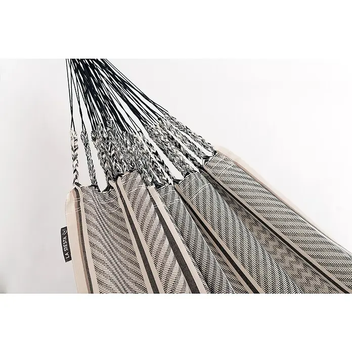 La Siesta Doppelhängematte Flora - L x B: 400 x 180 cm, Zebra, Ausführungseigenschaft: Kingsize - Detailaufnahme einer La Siesta Hängematte mit Streifenmuster, die durch schwarze Seile gehalten wird.