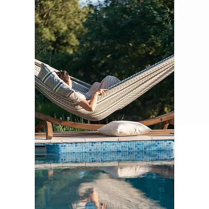 La Siesta Doppelhängematte Flora - L x B: 350 x 160 cm, Zebra, Ausführungseigenschaft: Double - Gestreifte Stoffhängematte mit einer Person, die darin am Pool entspannt. Ideal zum Relaxen im Freien.