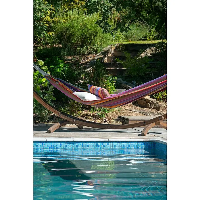 La Siesta Doppelhängematte Flora - L x B: 350 x 160 cm, Flowers, Ausführungseigenschaft: Double - Eine farbenfrohe Hängematte von LA SIESTA mit Kissen steht einladend am Pool bereit. Ideal für entspannte Stunden im Freien.