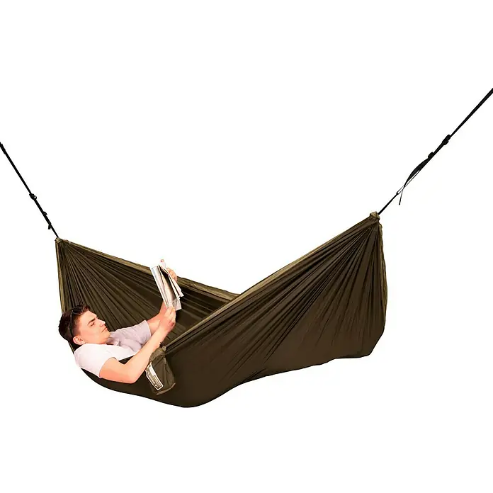 La Siesta Hängematte Colibri 3.0 - L x B: 270 x 170 cm, Canyon, Single - Ein Mann entspannt in einer grünen Hängematte und liest ein Buch. Die Hängematte ist zwischen zwei Punkten aufgehängt und bietet Komfort.