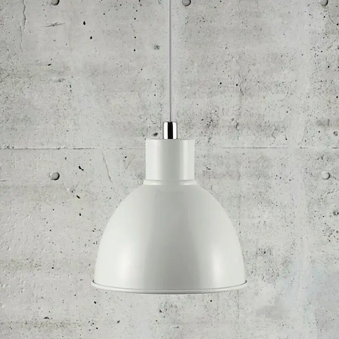 Nordlux Lámpara colgante redonda Pop - 60 W, Ø x Al: 21,5 x 23 cm, Blanco, E27 - Lámpara colgante blanca contra una pared de hormigón gris. Diseño sencillo y moderno para una iluminación interior elegante.