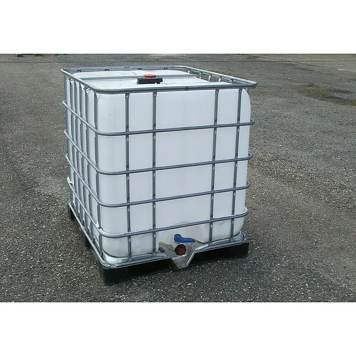 Regentonne - 1.000 l, Weiß - Ein weißer IBC-Container mit einem stabilen Gitterrahmen steht auf einer grauen Oberfläche. Ideal für Lagerung und Transport verschiedener Flüssigkeiten.