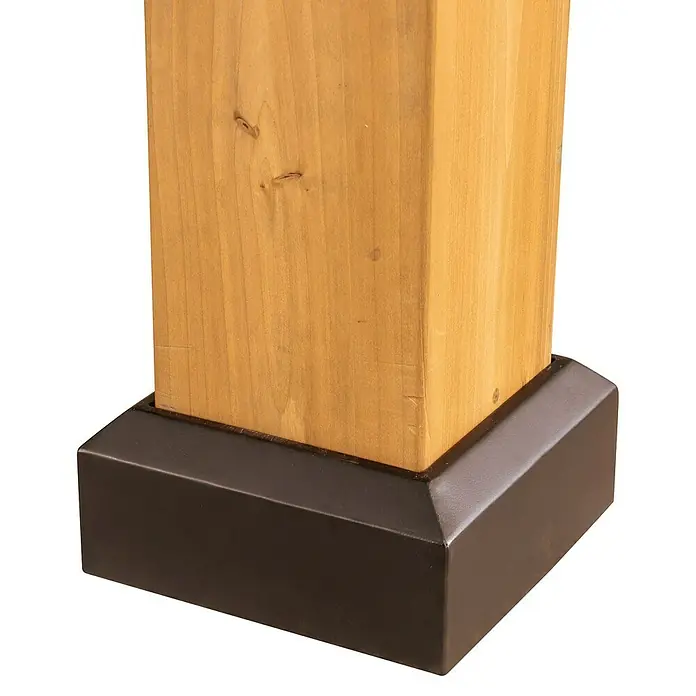 Sunjoy Pavillon Rapi - B x T: 273 x 273 cm, Farbe Gestell: Braun, Holz - Nahaufnahme eines Holzpfostens mit einem braunen Metallfuß. Das Produkt ist eine dekorative und schützende Basis für Holzpfosten.