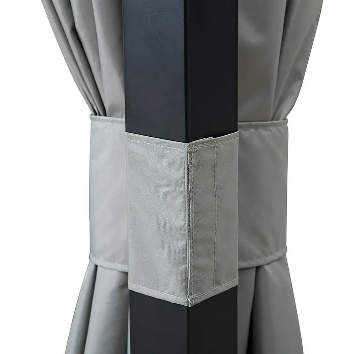 Sunjoy Pavillon Stoj - B x T: 402 x 336 cm, Farbe Gestell: Schwarz, Stahl - Nahaufnahme eines grauen Vorhangs, der mit einem Band an einem schwarzen Pfosten befestigt ist, ideal für den Außenbereich.