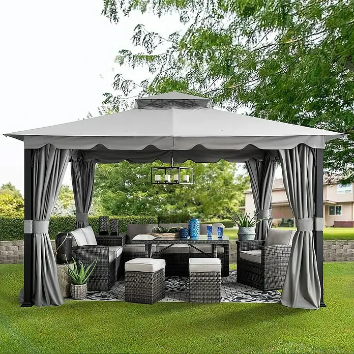 Sunjoy Standard-Pavillon Stoj - B x T: 402 x 336 cm, Farbe Gestell: Schwarz, Stahl - Einladender Gartenpavillon mit eleganten Vorhängen und komfortablen Rattanmöbeln, ideal für entspannte Stunden im Freien.