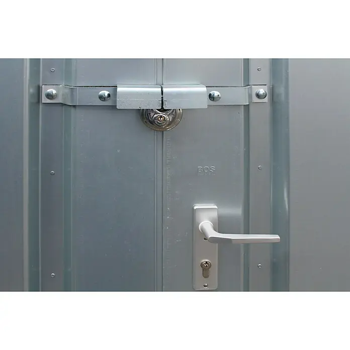 BOS Best of Steel Einbruchsicherung EBS-1 - Passend für: BOS Best of Steel Schnellbaucontainer - Nahaufnahme einer grauen Containertür mit Schloss und Griff, die Sicherheit und Funktionalität vereint.