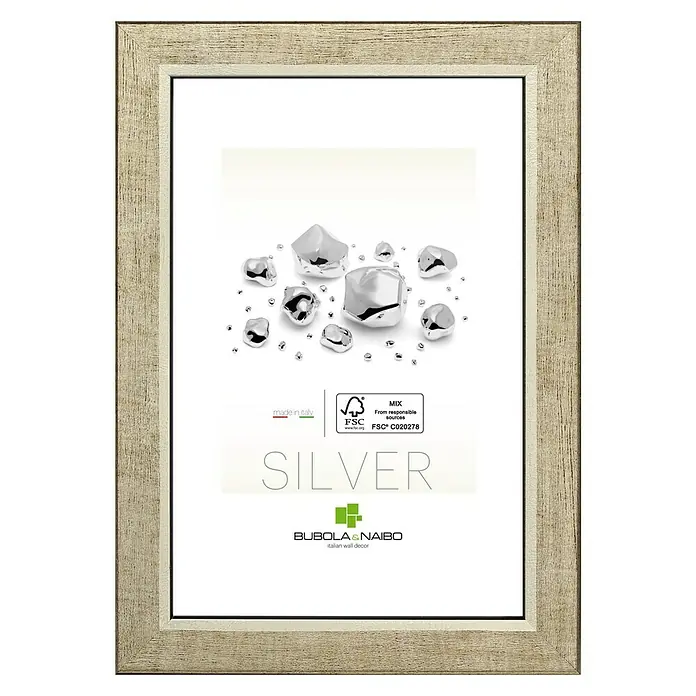 Marco de fotos Silver - 30 x 40 cm, Plateado, Vidrio - Una imagen detallada muestra un elegante marco de fotos plateado, que aporta un toque de decoración italiana a cualquier estancia.