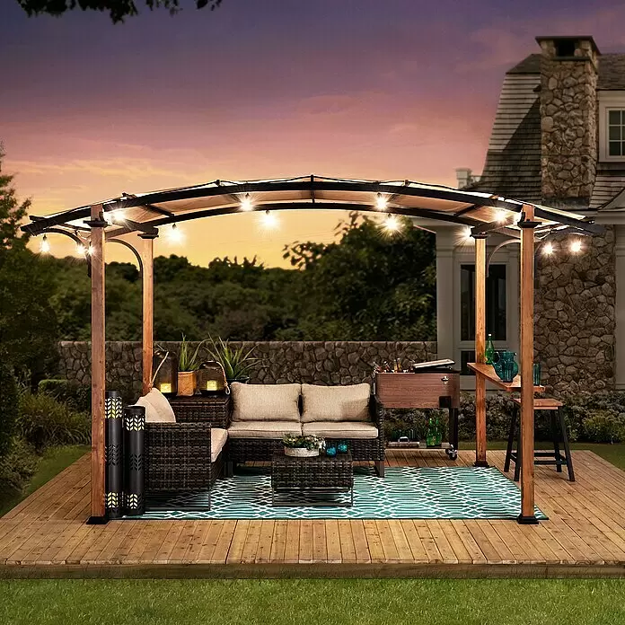 Sunjoy Standard-Pavillon Skuta - B x T: 406 x 259 cm, Farbe Gestell: Braun, Stahl - Outdoor-Pergola mit Holzpfosten, dunklem Rahmen, ausziehbarer Markise und Lichterketten für eine beleuchtete Terrasse mit Sitzgelegenheiten und Bar.