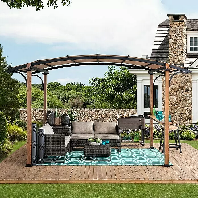 Sunjoy Standard-Pavillon Skuta - B x T: 406 x 259 cm, Farbe Gestell: Braun, Stahl - Große Pergola mit braunen Holzpfosten, schwarzem Rahmen und beigem Stoffdach, überdachtem Sitzbereich auf Holzterrasse.