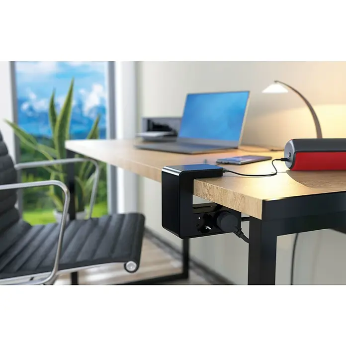 Legrand Bola de enchufes Upower 4x2P USB - x 4, Negro, 1,5 m - Una regleta con puertos USB está fijada a un tablero de madera. Un portátil, una lámpara y un teléfono inteligente son visibles.
