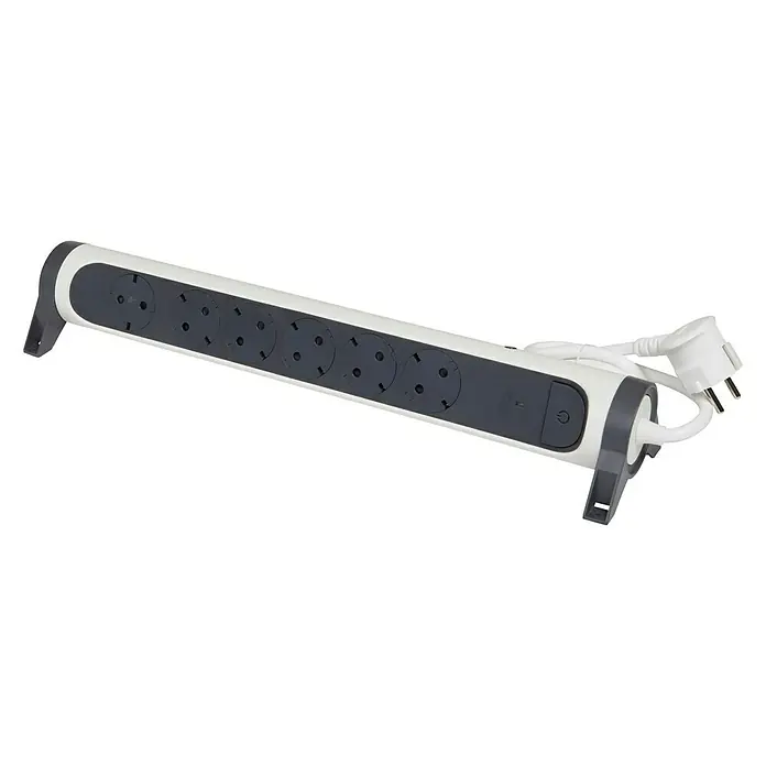 Legrand Base de enchufe múltiple Premium - x 6, Blanco/Negro, Longitud del cable: 1,5 m, Con interruptor - Una regleta blanca con múltiples enchufes y un cable de alimentación, sobre un fondo negro.