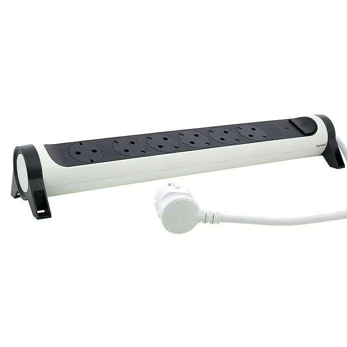 Legrand Base de enchufe múltiple Premium - x 6, Blanco/Negro, Longitud del cable: 1,5 m, Con interruptor - Una regleta de enchufes Legrand blanca con inserción negra y seis tomas de corriente, sobre un fondo negro.