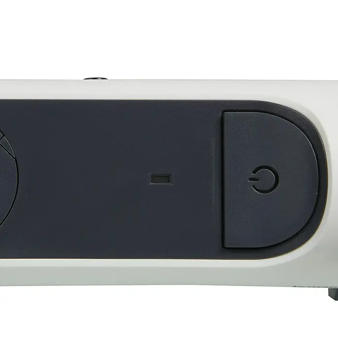 Legrand Base de enchufe múltiple Premium - x 6, Blanco/Negro, Longitud del cable: 1,5 m, Con interruptor - Primer plano de un dispositivo con un botón de encendido prominente y un diseño minimalista.