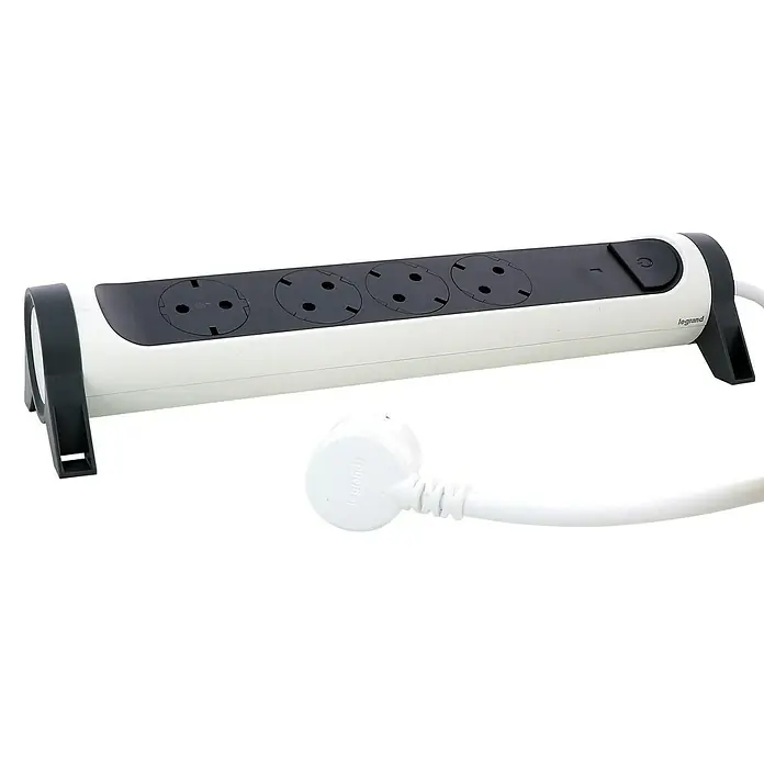 Legrand Base de enchufe múltiple Premium - Blanco/Negro, Longitud del cable: 1,5 m, 4 ud. - Regleta de enchufes Legrand de cuatro tomas con un cable blanco sobre un fondo negro, ideal para distribuir energía.