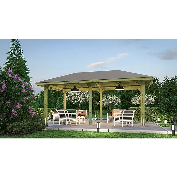 Weka Pavillon Gartenoase 651 B - L x B: 333 x 584 cm - Ein hölzerner Pavillon mit Möbeln steht im Garten, beleuchtet von Lampen und umgeben von Grünpflanzen und Blumen.