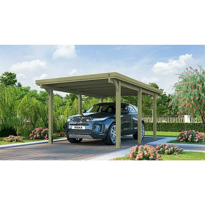 Weka Carport Optima - Außenmaß inkl. Dachüberstand (B x T): 3,22 x 5,12 m, Einzelcarport, Kesseldruckimprägniert - Ein modernes Holz Carport schützt ein schwarzes Auto vor den Elementen, umgeben von üppigem Grün und blühenden Sträuchern.